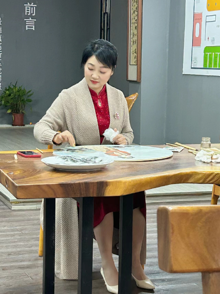 馮英霞（國(guó)瓷紅葉畫院高級(jí)畫師）