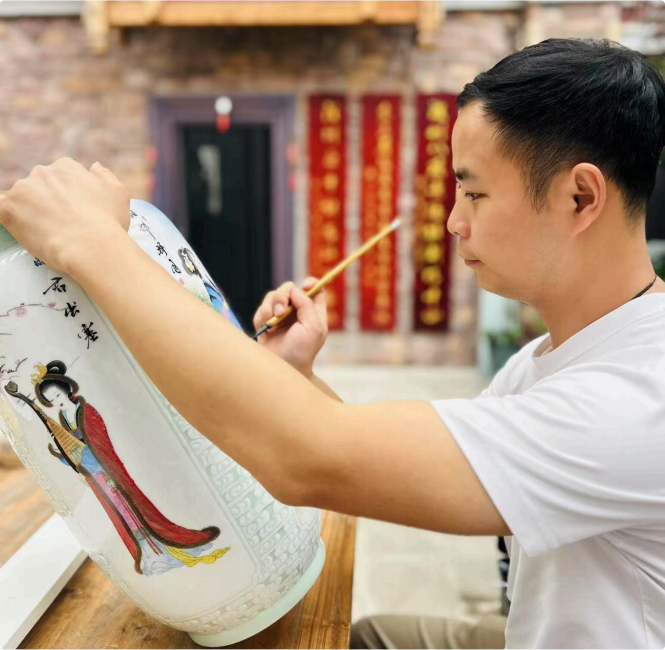 王龍鵬（國(guó)瓷紅葉畫院高級(jí)畫師）
