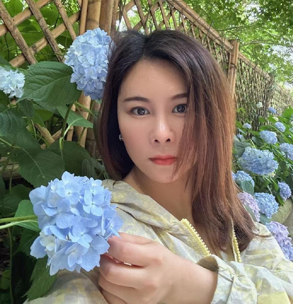 周春霞（國(guó)瓷紅葉畫院高級(jí)畫師）